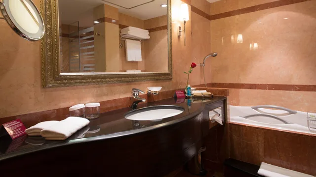 غرفة بريميوم بسرير كينج بإطلالة على المسبح، Holiday Inn Al Thuraya City 9/10