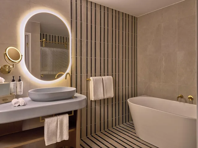 Suite, King Bed, City View, Balcony, voco Gosford by IHG 10/10