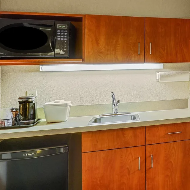 جناح عائلي بسرير كينج وأسرّة بطابقين، Days Inn Red Deer 4/4