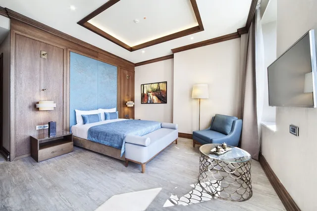 جناح بسرير مزدوج بإطلالة على البحر مع أريكة، Grand Hotel de Pera 2/3