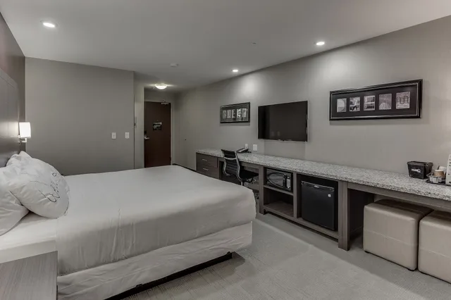 Business, King Bed, Home Inn Suites Saskatoon South 2/6