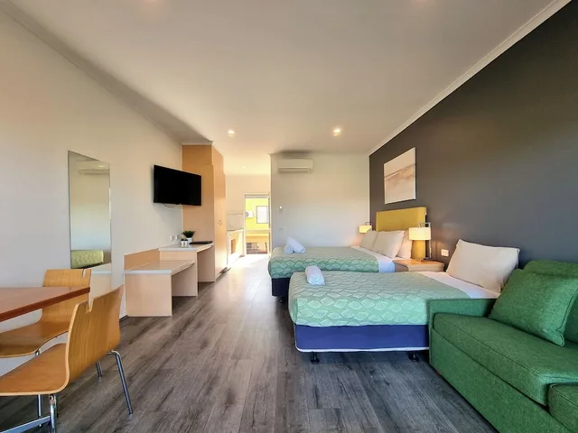 غرفة ديلوكس بسرير كوين وسرير فردي بشرفة، Seaview Motel and Apartments 3/3