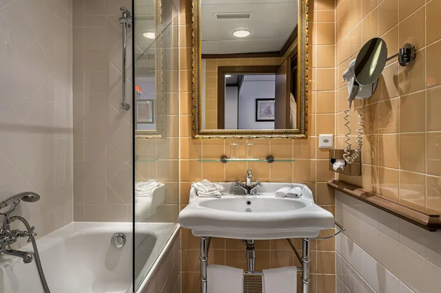 جناح جونيور بسرير كينج مع أريكة، Royal Manotel 7/7