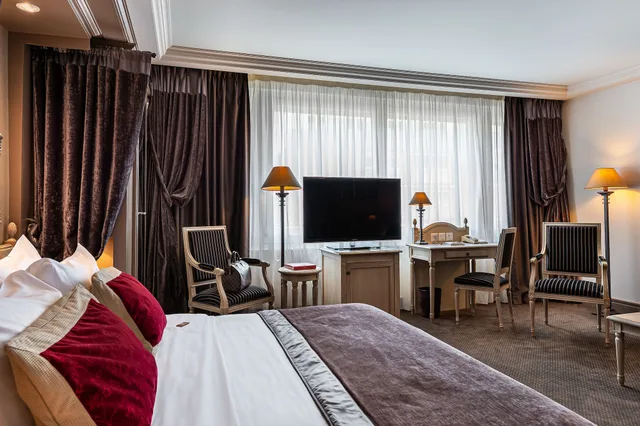 جناح جونيور بسرير كينج مع أريكة، Royal Manotel 4/7