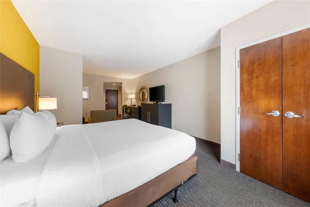 جناح بسرير كينج، Comfort Suites Miami Airport North 5/7