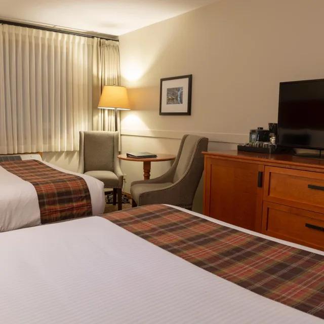 غرفة بسرير كينج وسريرين كوين، WHISTLERS INN 6/8