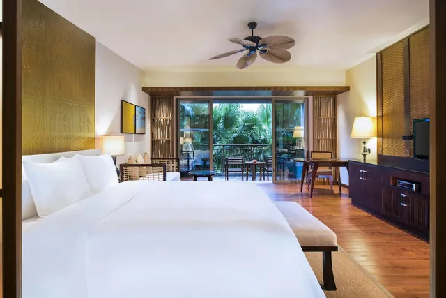 غرفة ديلوكس عائلية بسرير كينج بإطلالة على الحديقة بشرفة، Le Meridien Shimei Bay Beach Resort & Spa 1/10