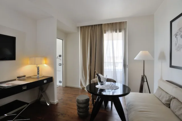 جناح جونيور بسرير كوين بإطلالة على البحر مع أريكة، Excelsior Hotel, Spa & Lido 3/7