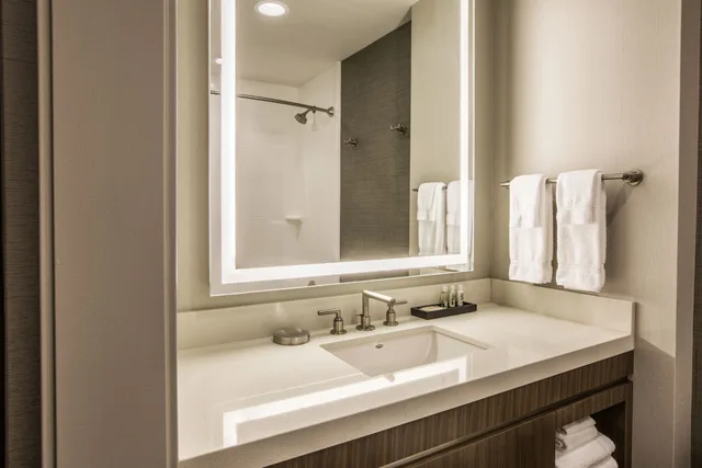 غرفة قياسية بسرير كوين، Holiday Inn Portland West Hillsboro 3/3