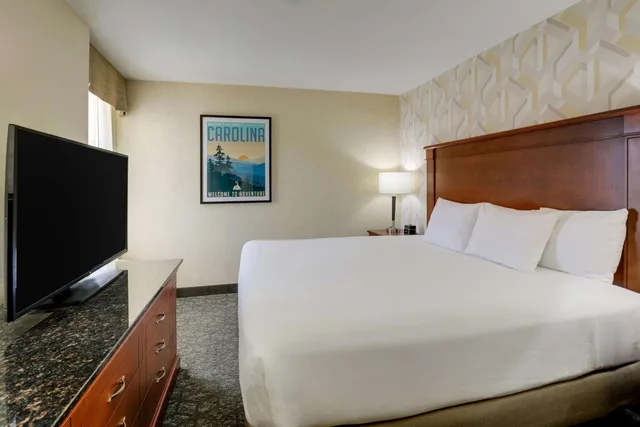 جناح بسرير كينج بغرفتين مع أريكة لذوي الإعاقة، Drury Inn & Suites Charlotte University Place 1/3