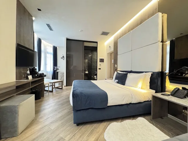 Royal, Blue, Suite, King Bed, Hot Tub، Athens The L7 Str - Luxury Boutique Collection Hotel 4/10