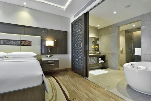 غرفة تنفيذية بسرير كينج بإطلالة على المسبح، Jw Marriott Hotel Mumbai Sahar 6/7