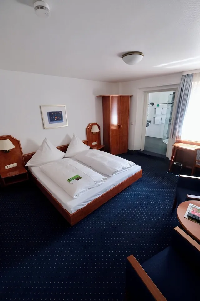 غرفة قياسية بسرير كوين، HOTEL WÜRTTEMBERGER HOF 4/10