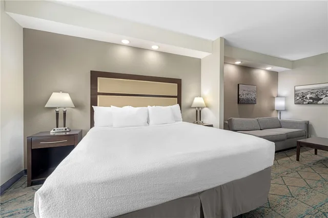 جناح بسرير كينج مع أريكة، Best Western Plus McPherson 3/4