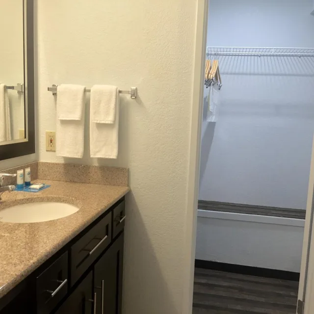 غرفة بسرير كوين مع أريكة لذوي الإعاقة، Hyatt House Los Angeles/Lax/Manhattan Beach 4/4