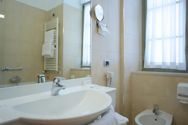 غرفة قياسية بسرير كوين وسرير فردي، Best Western Crystal Palace Hotel 4/6