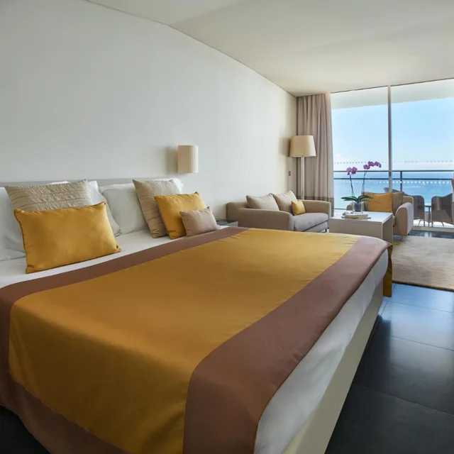 غرفة بريميوم بسرير كينج بإطلالة على البحر، Vidamar Resort Madeira 2/5