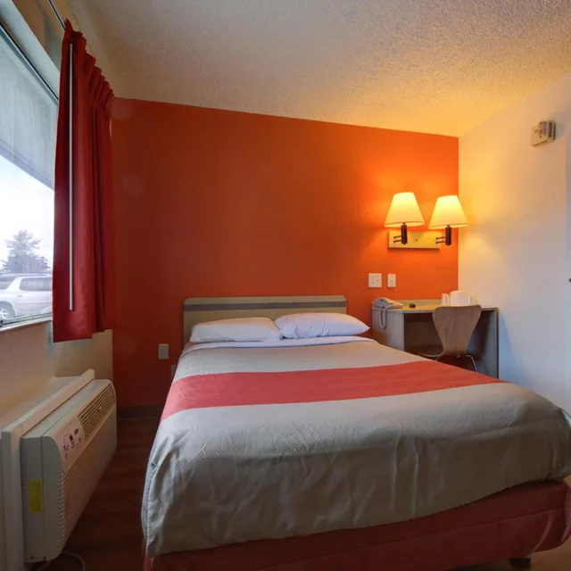 Room, Queen Bed, Smoking, Motel6 Seattle, WA - Airport 5/10