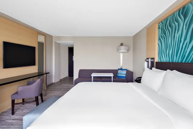 غرفة بسرير كينج مع أريكة لذوي الإعاقة، Boca Raton Marriott At Bocacenterhotel 1/10