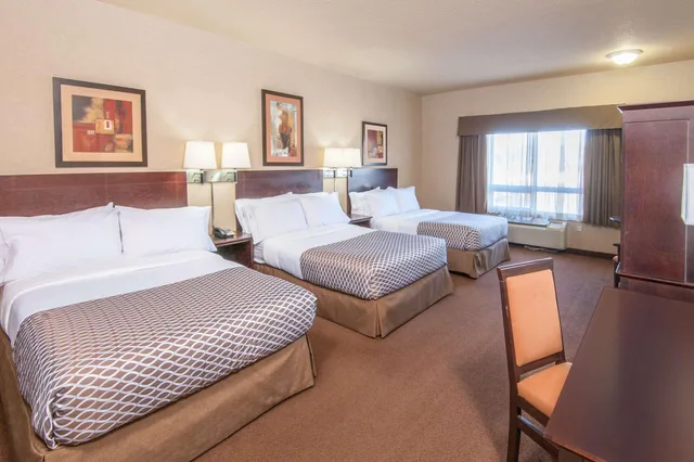 Room, 3 Double Beds, Ramada By Wyndham Drumheller Hotel & Suites 1/4