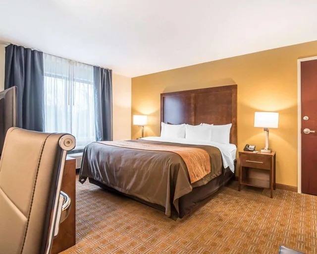 غرفة بسرير كينج لذوي الإعاقة، Comfort Inn & Suites Brattleboro I-91 2/4