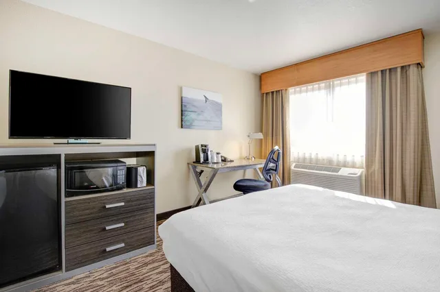 غرفة بسرير كينج، Best Western Plus Peppertree Airport Inn 2/3