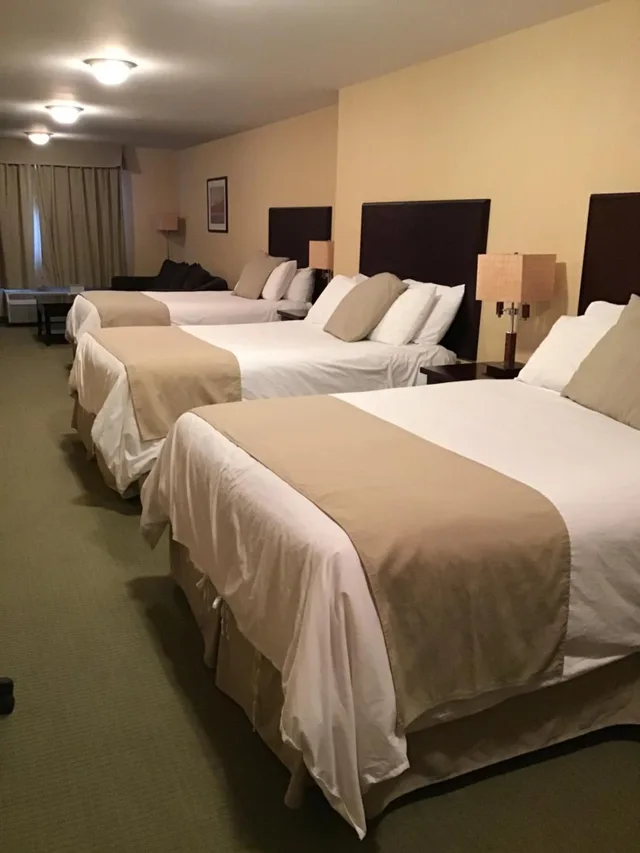 غرفة عائلية بسرير كينج وسريرين كوين، Ramada By Wyndham Williams Lake 1/6