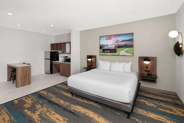 جناح بسرير كينج بمطبخ صغير لذوي الإعاقة، La Quinta Inn & Suites by Wyndham San Antonio at the RIM 1/2