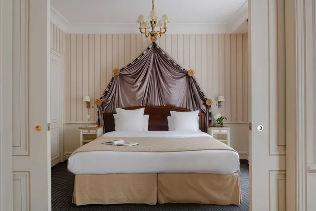 Suite, Double or Twin Bed, Court View, Sofa, Living Area، Hotel Napoleon Paris 1/1