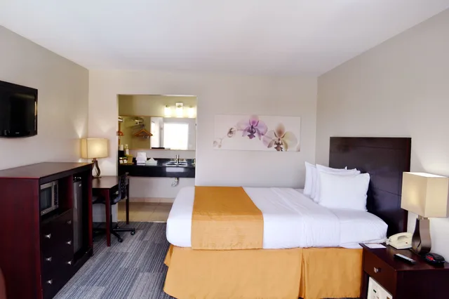 غرفة قياسية بسريرين كوين، Quality Inn Suites By the Parks 1/6