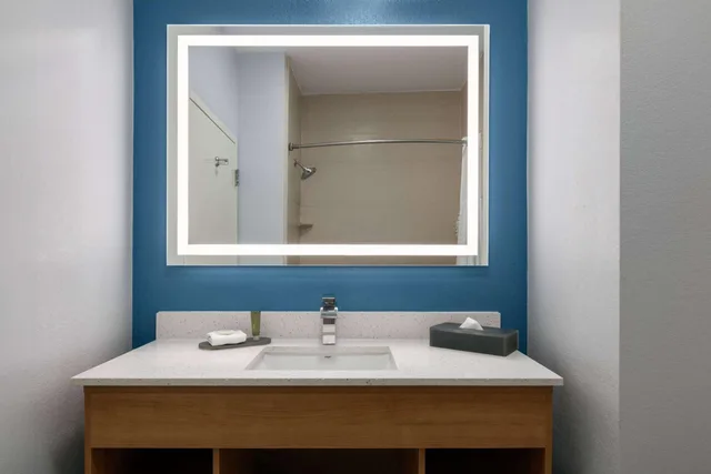 غرفة تنفيذية بسرير كينج، La Quinta Inn and Suites by Wyndham Ft. Worth - Burleson 3/3