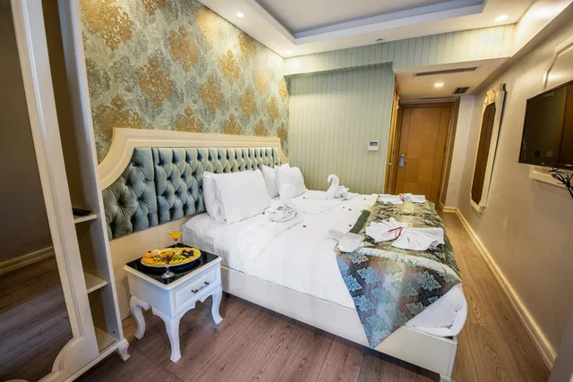 غرفة رباعية بسرير مزدوج وسريرين منفصلين بإطلالة على الحديقة، Sirkeci Ersu Hotel 2/9