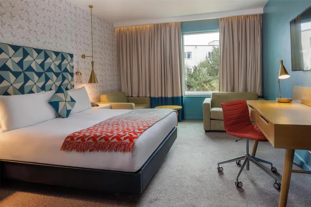 غرفة متصلة عائلية بسرير كينج وسريرين منفصلين، Hilton Bournemouth 4/10