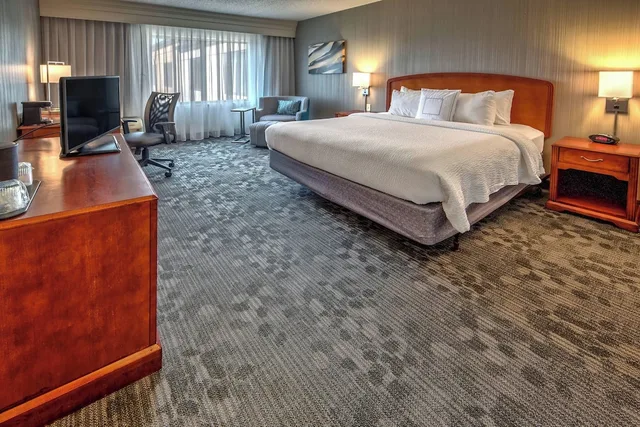 غرفة بسرير كينج بإطلالة على الفناء مع أريكة، Courtyard by Marriott Springfield 1/2
