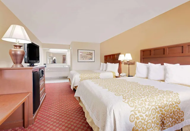 غرفة بسريرين كوين، Days Inn by Wyndham Paris 1/4
