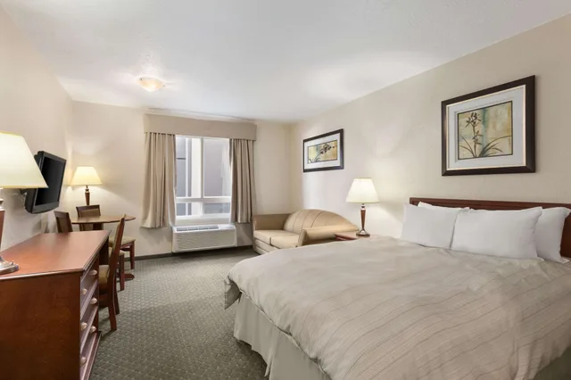 Efficiency, 2 Queen Beds, Sofa، Days Inn & Suites by Wyndham Winkler 3/6