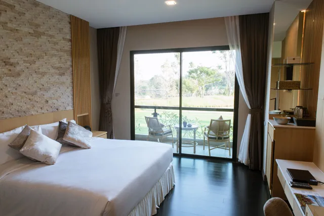 غرفة ديلوكس بسرير كينج بشرفة، North Hill City Resort 1/4