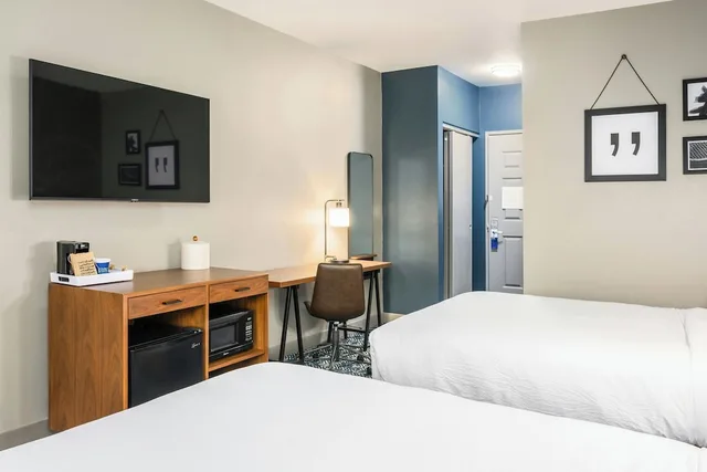 Standard, 2 Queen Beds, Country Inn & Suites By Radisson Manchester Airport Nh 2/6