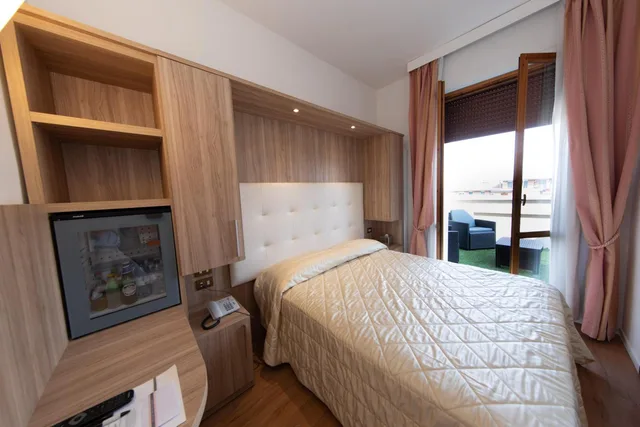 غرفة بسرير مزدوج بإطلالة على المدينة بشرفة، Hotel Re Enzo 1/10