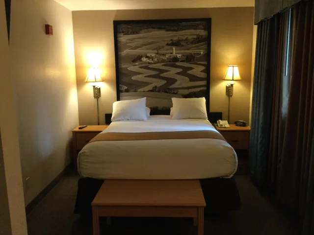 جناح تنفيذي بسرير كينج، Super 8 by Wyndham Monroe WI 1/3