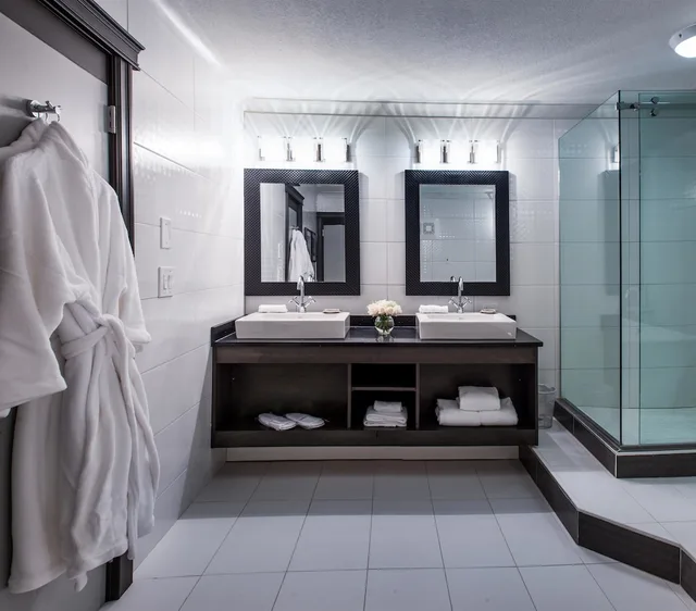 جناح بسرير كينج مع أريكة بمنطقة جلوس بحوض جاكوزي، Village Park Inn Calgary 4/10