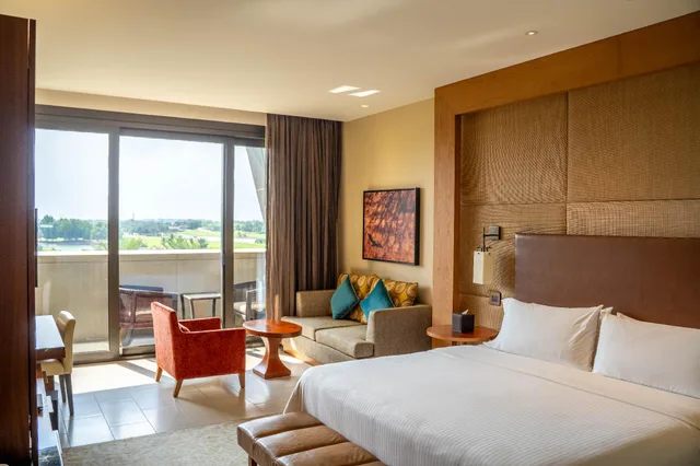 Guest Room, Deluxe, King Bed, Golf Course View, Balcony، VOGO Abu Dhabi Golf Resort & Spa 1/2