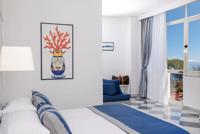 غرفة كومفورت سوبيريور بإطلالة على البحر بشرفة، Hotel Miramare Sorrento 2/4