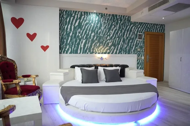 جناح شهر العسل بسرير كوين، Hotel Golden King 2/8