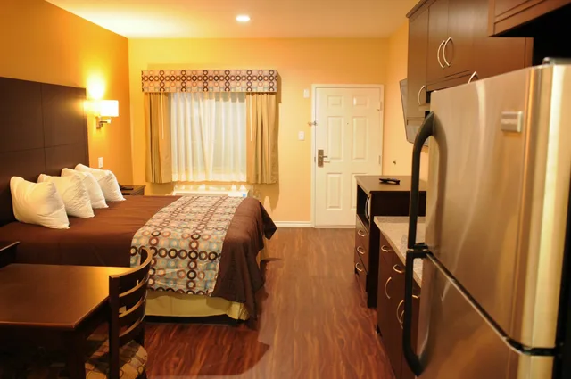 غرفة بسرير كينج بمطبخ صغير، Americas Best Value Inn - Houston / Fm 529 2/4