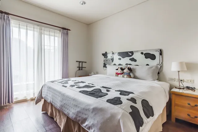 غرفة بسرير كوين بإطلالة على الجبل بشرفة، Kenting Fairyland & Farm Guest House 7/10