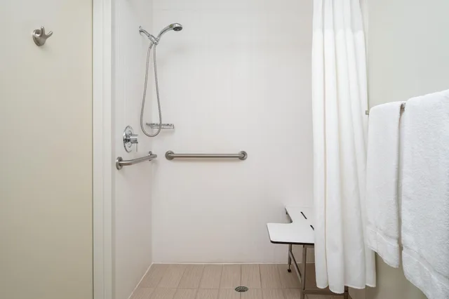 Room, Multiple Beds، Courtyard By Marriott Naples 4/6