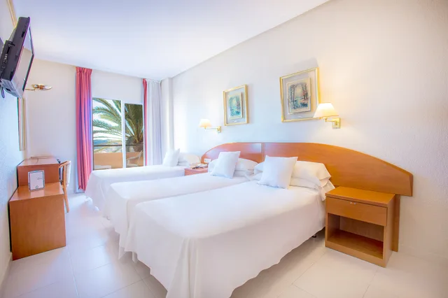Room, Triple, Sea View, Ramada Resort by Wyndham Puerto de Mazarron 2/2