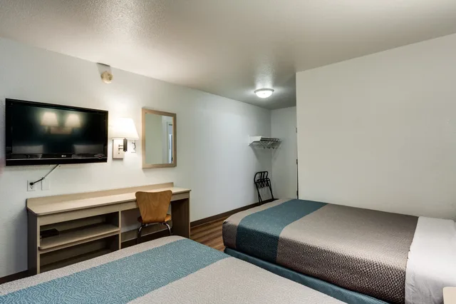غرفة قياسية بسريرين مزدوجين، Motel6 Spokane, WA - West 2/5