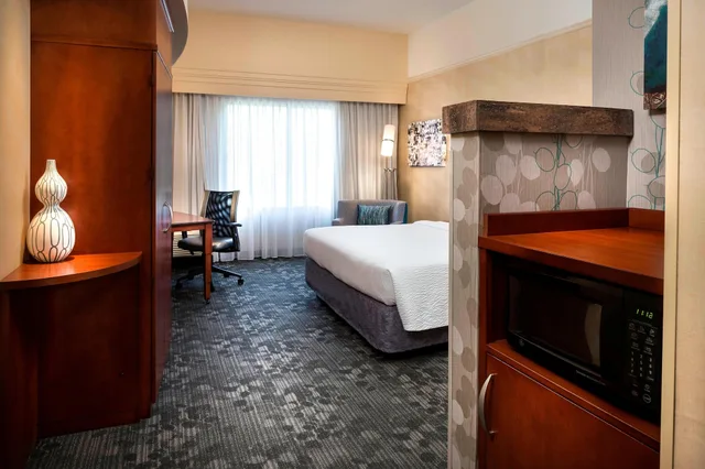 غرفة بسرير كينج مع أريكة، Courtyard by Marriott Kansas City Shawnee 10/10